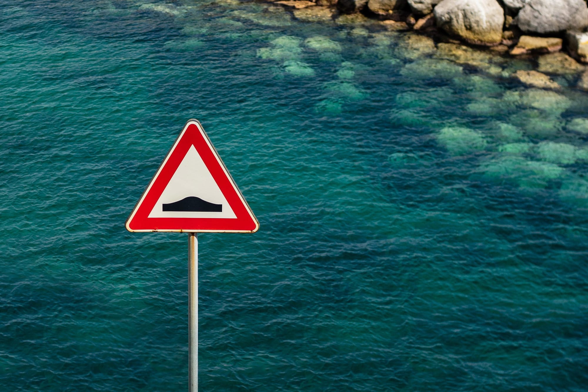 Дорожный знак в Атрани