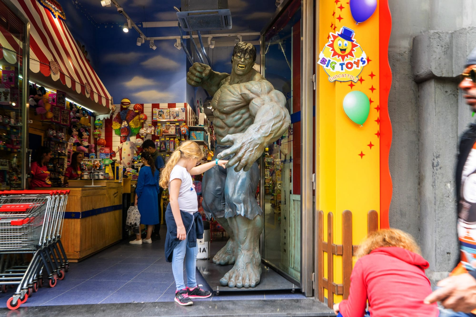 Халк — дружить. Неаполь. Наши дни.