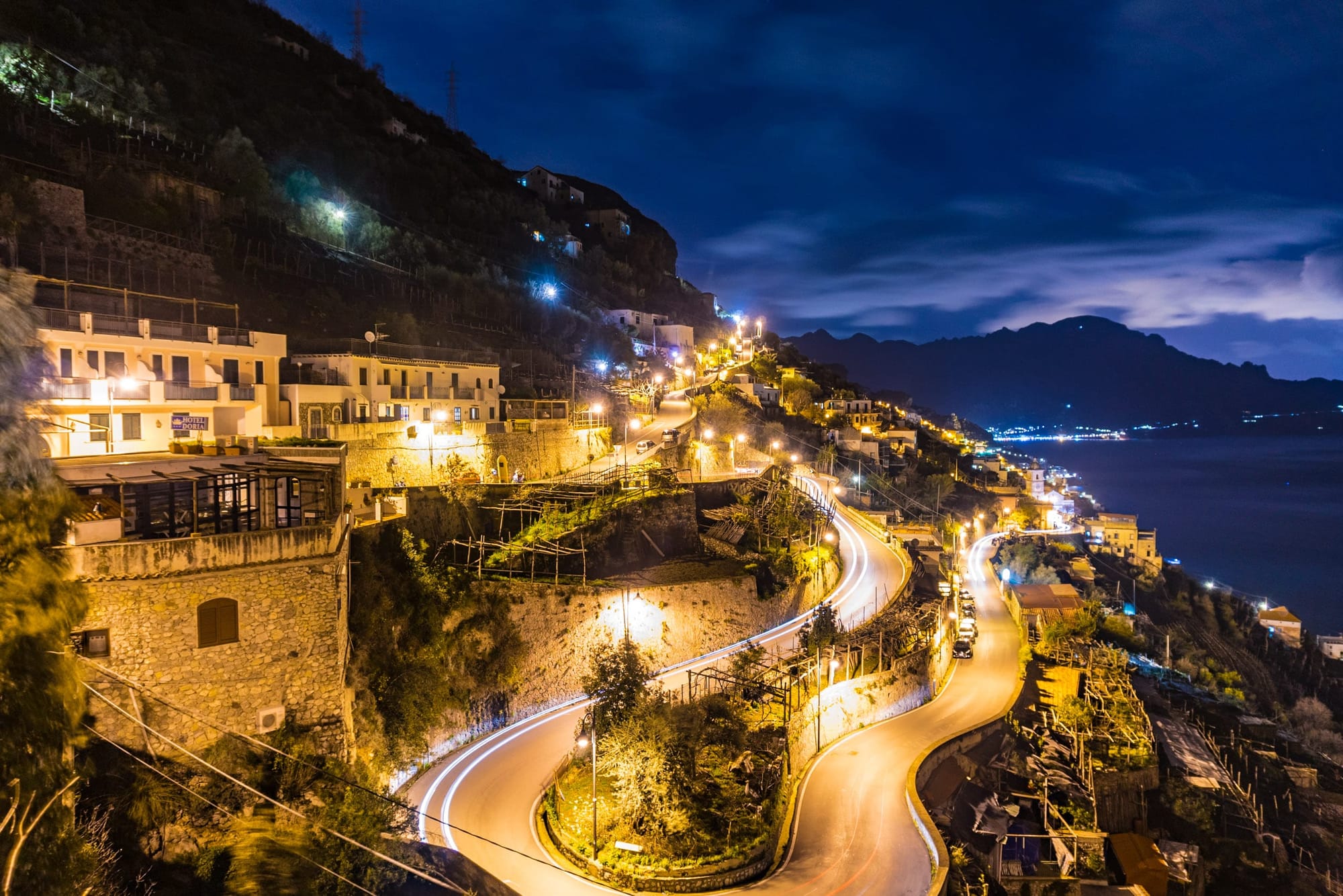 Эту крутейшую дорогу можно увидеть если поехать из Амальфи в сторону Аджеролы (Agerola). Да, почти на тропу богов. Этот прекрасный извилистый поворот находится около отеля Дория (Doria). Недалеко парковка чтобы оставить машину. А буквально в ста метрах огромный тоннель в котором пещера... Но об этом в другом посте