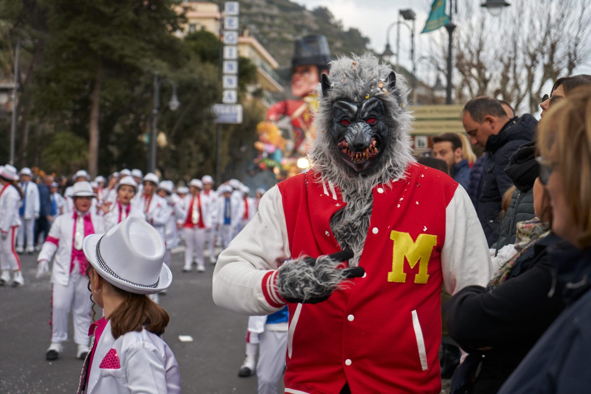Повозки и танцы на Карнавале в Майори 1 марта
