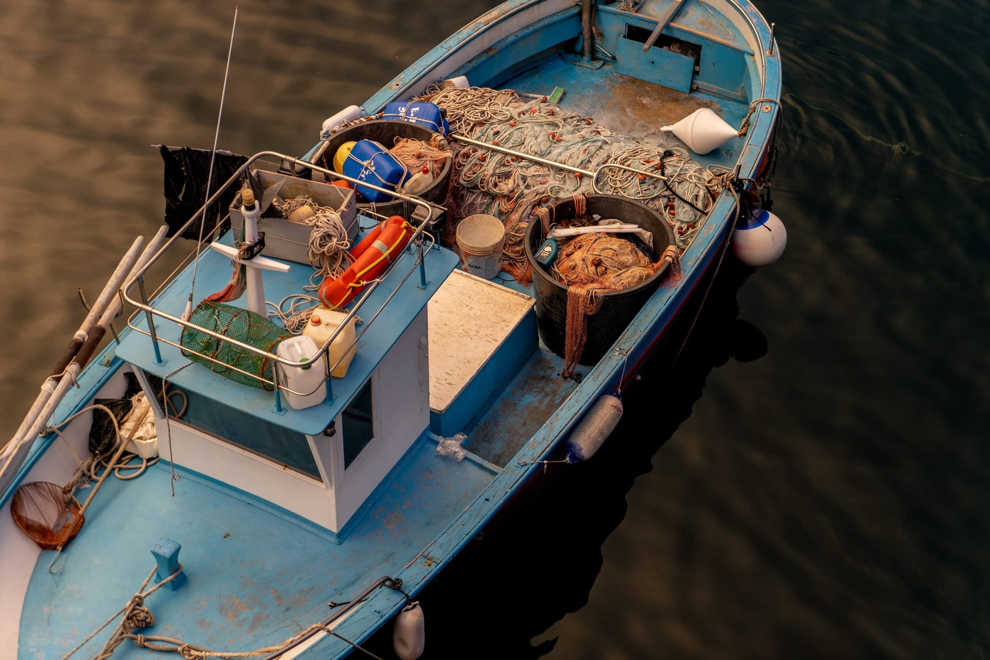 Прекрасные лодки в порту Амальфи