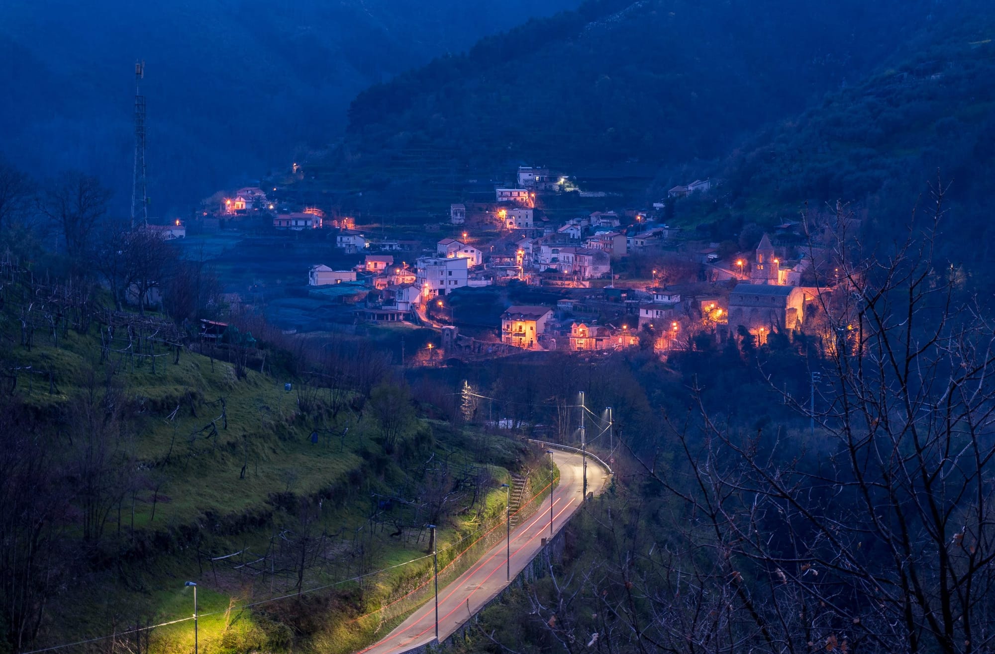 Этот уникальный вид открывается если ехать сильно в горы. Как ни странно название этого места найти сложно даже по гугл-картам. Скорее всего оно точно называется&nbsp;Ponteprimario но более обширное название Трамонти (Tramonti) что очень близко к слову Tramonto-Закат. Сама деревушка примечательна тем что там изобрели чудесный ликёр Concerto. Это как буд-то тульский пряник только в ликере и 60 градусов крепости. А еще там лучшие виноградники побережья Амальфи