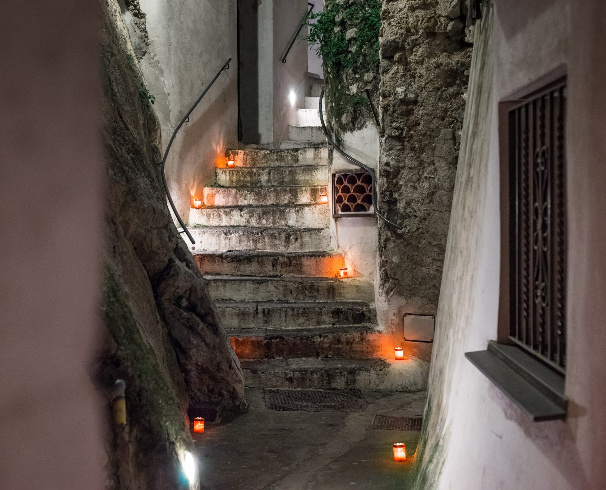 А это дорога к нашему скромному отелю в Атрани. Просто на пасху по всему городу тогда расставили 10000 свечей и они освещали каждую дорогу.