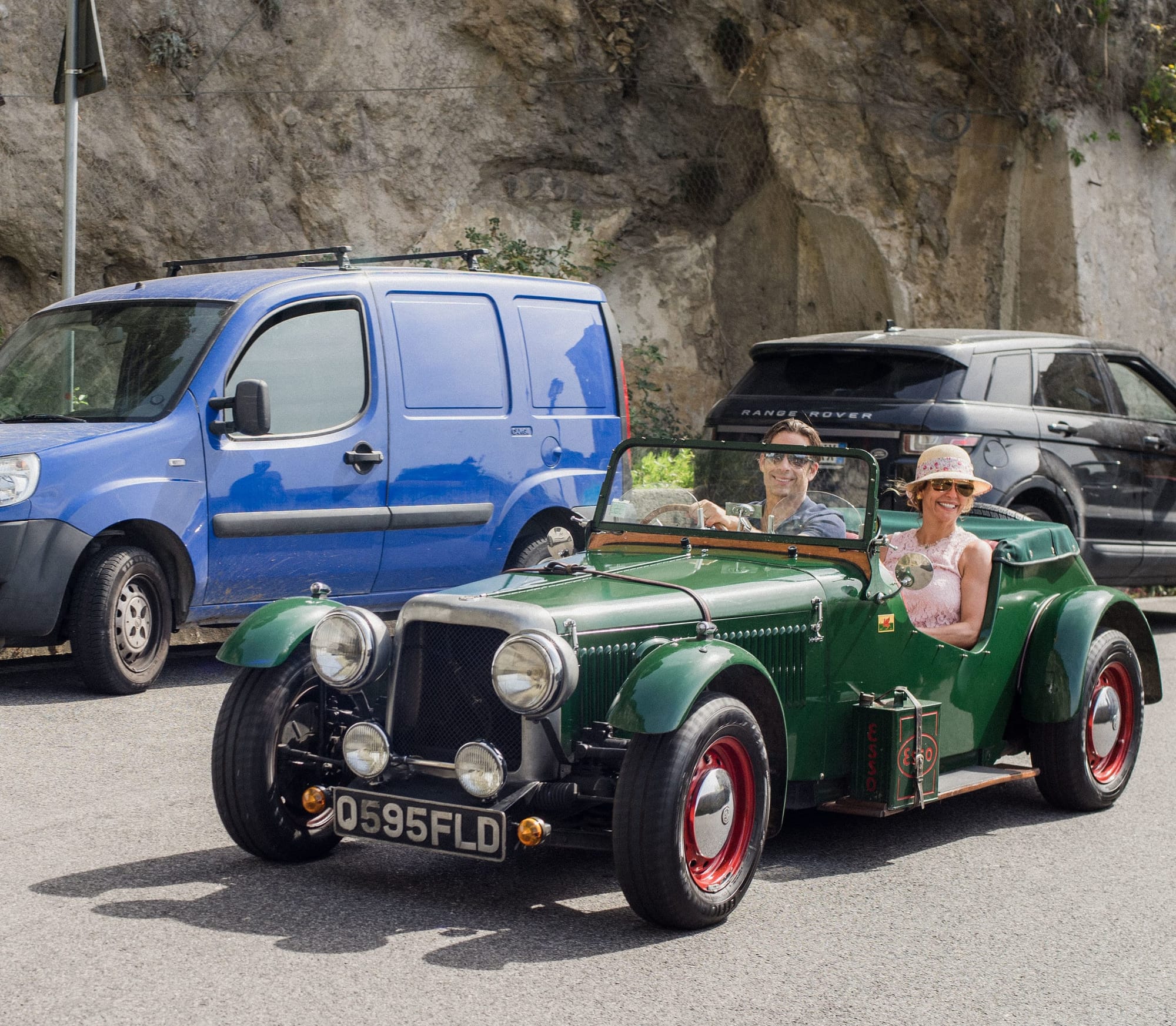 Классные машины над пляжем Кастильоне