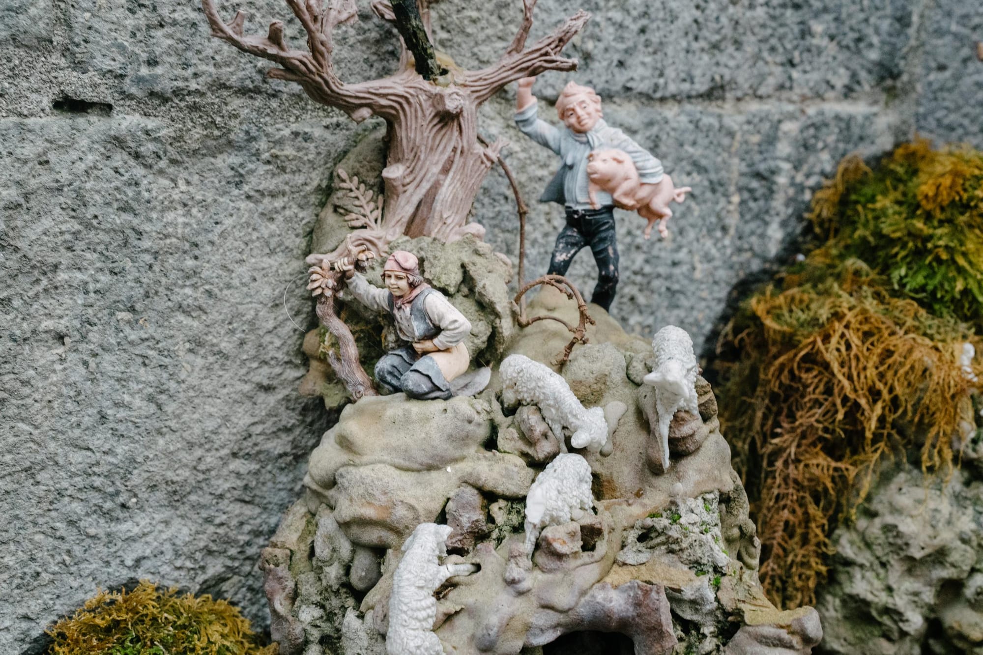 Пастухи и овцы на склоне вертепа