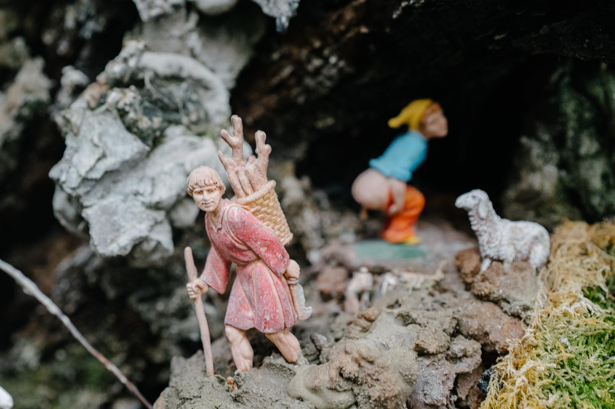 Путник с корзиной на горной тропе вертепа