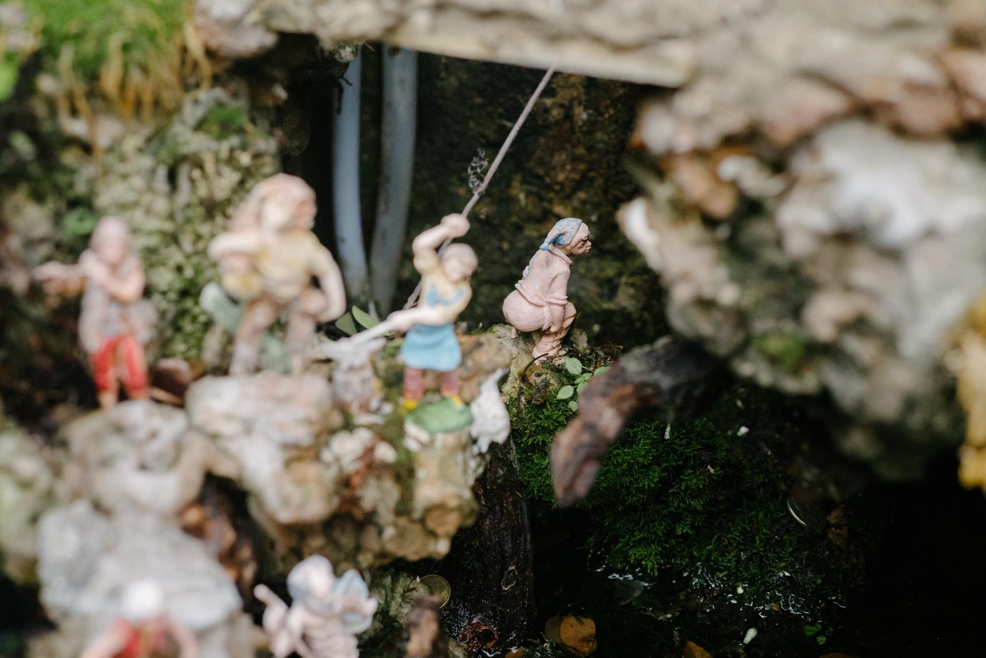 Фигурки жителей у водопада в вертепе