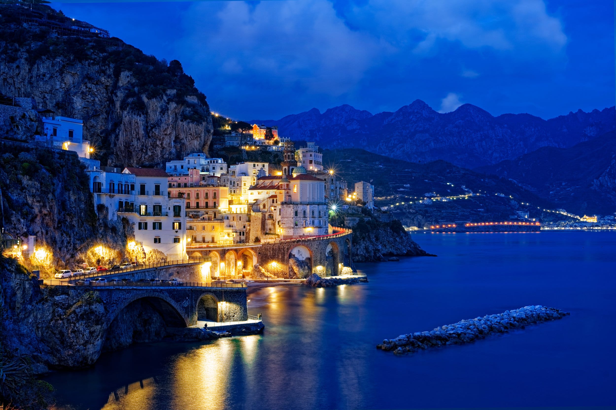 Атрани ночью - вид на город с освещением