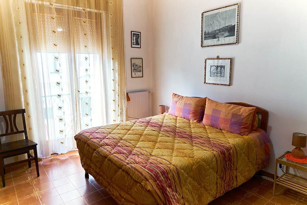 Уютный интерьер с балконом — съёмка апартаментов