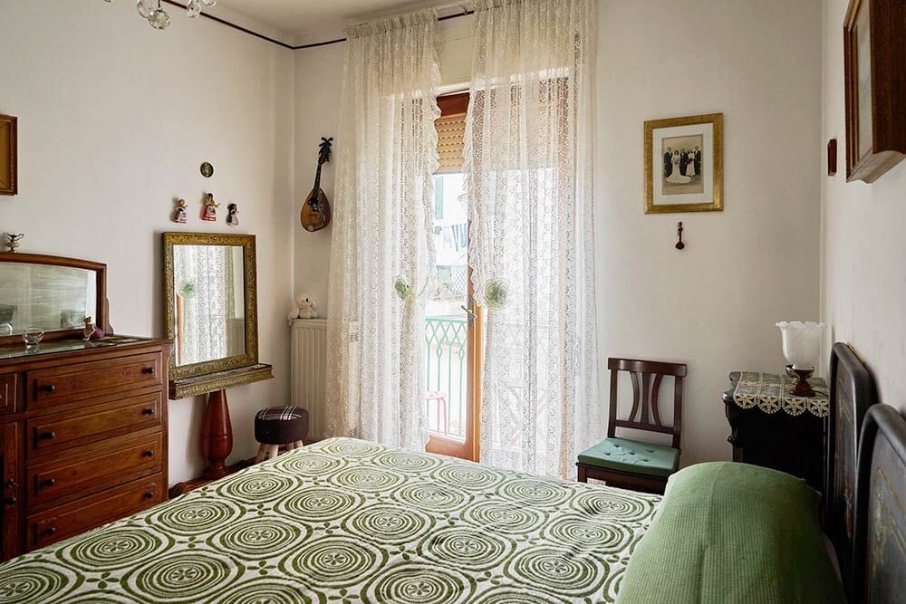 Интерьерная съёмка — балкон с видом на море