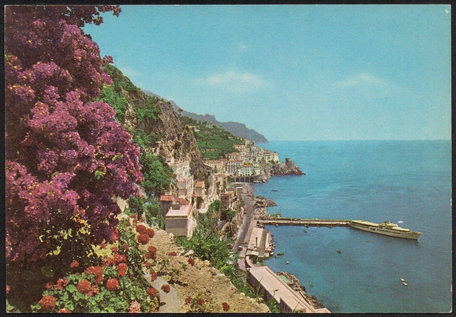 Amalfi panorama with a bush of bougainvillea (the original name of the card). We have not been able to determine the type of ship in the port, in our opinion, it is a voyage passenger steamer.