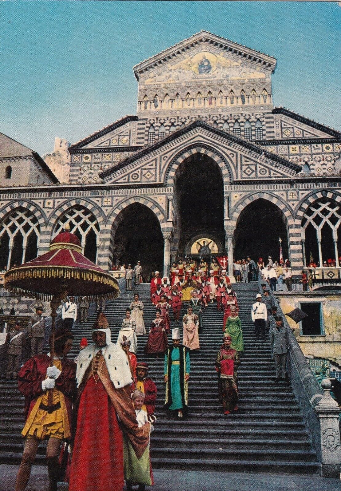 В описании к открытке значится, что это очередная историческая регата. Та самая, что раз в четыре года проводится между Пизей, Генуей, Венецией и Амальфи. Хотя по нарядам это больше похоже на празднование византийского нового года.